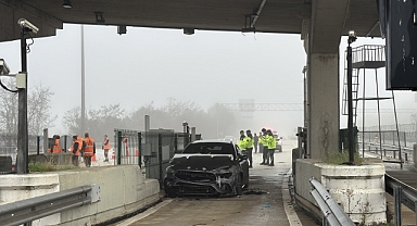Bariyere çarpan otomobildeki 3 kişi yaralandı