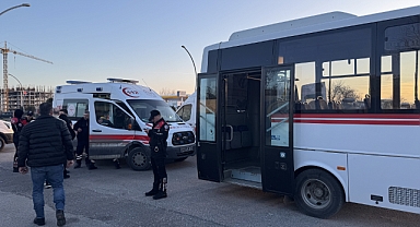 Bariyerlere çarpan minibüsteki 2 yolcu yaralandı