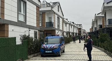 Birlikte yaşadığı kadını ve kendi kızını öldürdü