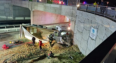 Devrilen kum yüklü çekicinin sürücüsü yaralandı