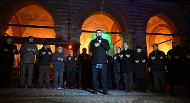 Gazze’deki ateşkes dolayısıyla yatsı namazı sonrası dua edildi