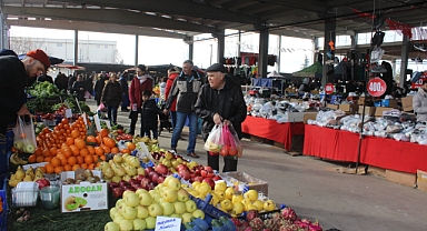 Pazarda yerli bakıyor, turist alıyor