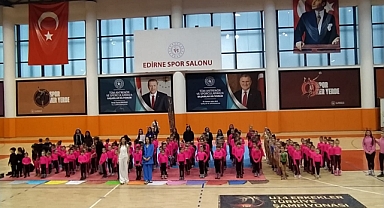 Ritmik Cimnastikçilerden yılbaşı gösterisi