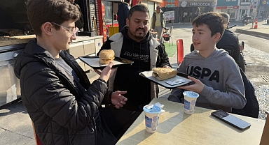 Takdir belgesini getiren öğrencilere kokoreç ikramı