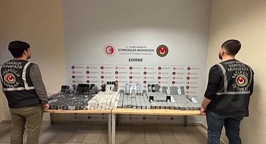 Tonlarca kağıdın altında kaçak telefon saklamışlar