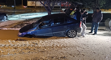 Çukura otomobil düştü