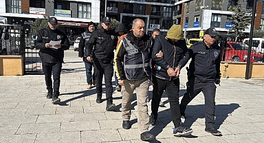 Kuyumcuya sahte altın satmaya çalışırken yakalandılar 