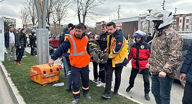 Otomobil ile çarpışan motosikletteki kurye yaralandı