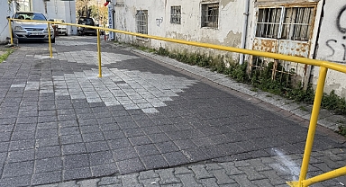 Sokak girişini bariyerle kapattı