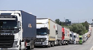 Tır sürücüsü direksiyon başında kalp krizi geçirdi