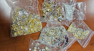 Vücutlarına sakladıkları altın ve gümüşlerle yakalandılar