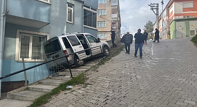 Yol kenarındaki korkuluklara çarptı