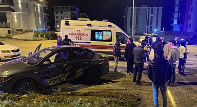 2 otomobilin çarpıştığı kazada 4 kişi yaralandı