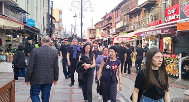 Çarşı pazarda ‘LEVA’ kalabalığı 