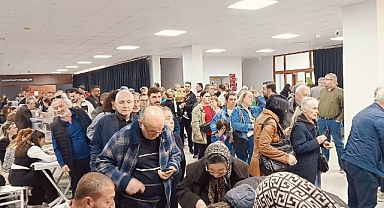 Demokrasi için sandıklara akın ettiler