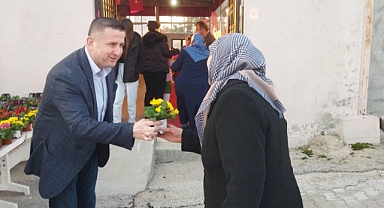 GELDİ’DEN 8 MART’TA KADINLARA ÇİÇEKLİ KUTLAMA