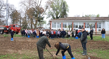 Öğrenciler fidan dikmeyi öğrendi