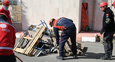Öğrencilere deprem ve tahliye tatbikatı