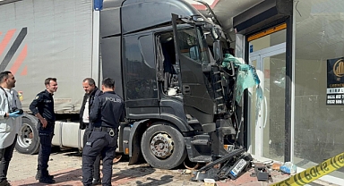 Tır sürücüsü dükkana çarptı