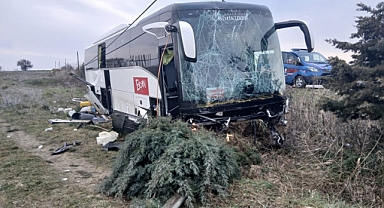 Tur otobüsündeki 37 kişi yaralandı