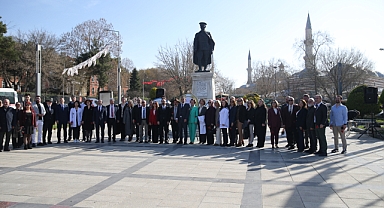 TÜRK HALKINI 220 BİN DOKTOR TEDAVİ EDİYOR