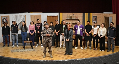  “Yarınlara Geç Kalmadan” adlı tiyatro oyununu izlediler