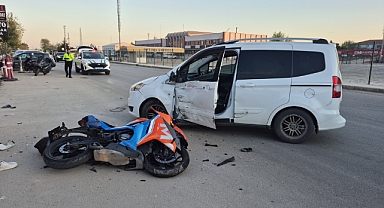 Araçla motosiklet çarpıştı