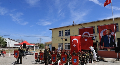 Askeri bando köy okulunda konser verdi