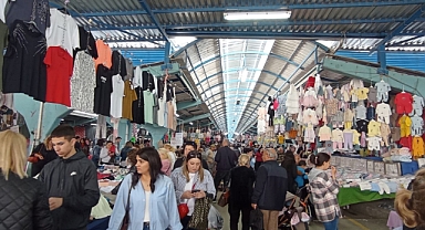 PAZARDA YOĞUNLUK; ALANDA SATANDA MEMNUN
