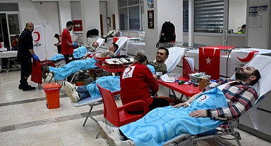 Polisler önce kan verdi sonra fidan dikti