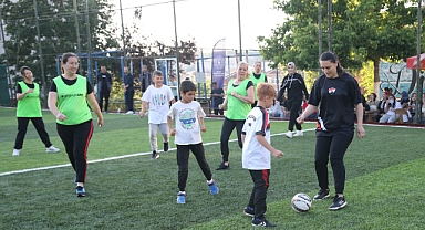 Anneler çocuklarıyla futbol oynadı