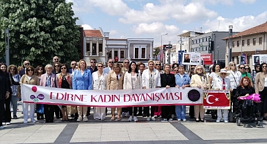 ANNELER GÜNÜNDE, SESSİZ OTURMA EYLEMİYLE KADINLAR İÇİN HAK HUKUK ADALET İSTEDİLER