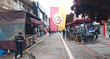 BAYRAĞI YIRTIP KAÇTILAR KAMERALARA YAKALANDILAR