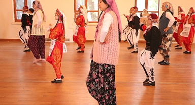 Çocuklar ve anneleri aynı sahneyi paylaşıyor
