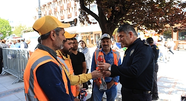 Karaburun 1 Mayıs’ta çalışan işçilere çiçek hediye etti