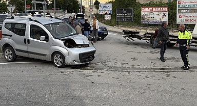 Otomobille hafif ticari aracın çarpıştığı kazada 2 kişi yaralandı