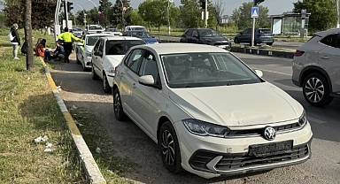 Otomobille motosiklet çarpıştı