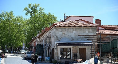 Tarihi han ve hamamdaki restorasyon çalışmaları sürüyor