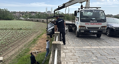 Tarihi köprünün bariyerlerine çarptı