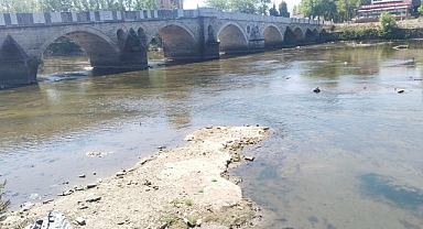 Tunca Nehri’nin dibi görünüyor