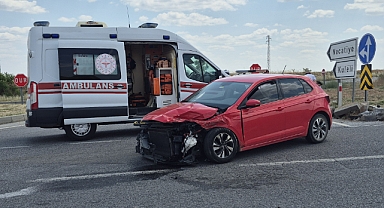 Çarpışan iki otomobildeki 3 kişi yaralandı