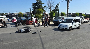 Hafif ticari araç ile motosikletin çarpıştığı kaza güvenlik kamerasında