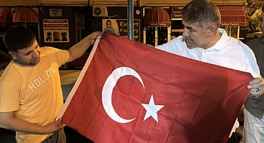 Karaburun, esnafa Türk bayrağı hediye etti