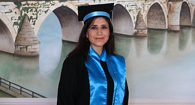 KIZI İÇİN ÜÇÜNCÜ ÜNİVERSİTEYİ BİTİRDİ