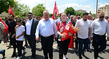 Milli güreşçi memleketinde coşkuyla karşılandı