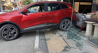 Mobilya dükkanına çarptı