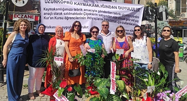 Çiçeklerini satışa çıkardı