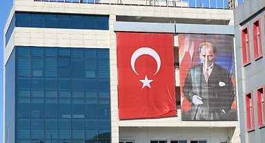 Kamu binalarına “Terörsüz Türkiye”ye destek için Türk bayrağı asıldı