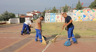  BELEDİYE’DEN OKULLARA TEMİZLİK SEFERBERLİĞİ 