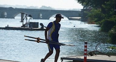 Genç kürekçiler antrenmanlarını sürdürüyor